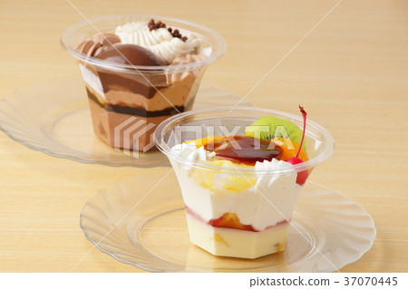 Pudding a la mode 37070445