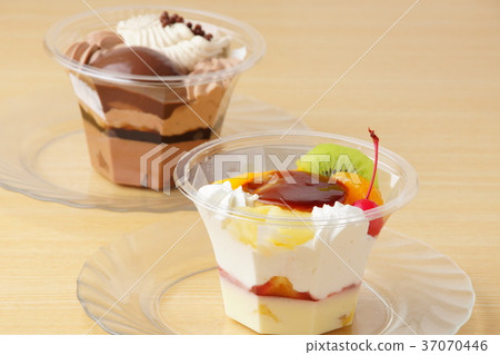 Pudding a la mode 37070446