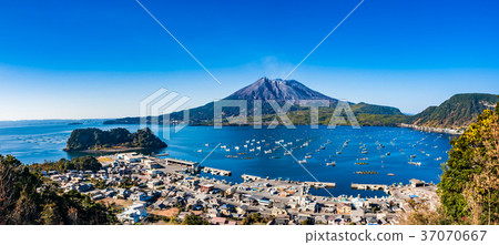 Kaigata和Sakurajima_Kaigata漁港的城市景觀是一個很好的天然港口,被Sakurajima和Enoshima所環繞,養殖漁業在該港口的沿海地區蓬勃發展。 Kaigata和Sakurajima_Kaigata漁港的城市景觀是一個很好的天然港口,被Sakurajima和Enoshima所環繞,養殖漁業在該港口的沿海地區蓬勃發展。 37070667
