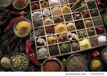 Assorted Spices in a wooden box 37070761
