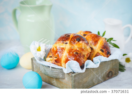 Easter cross buns in a wooden box, painted eggs. 37071631