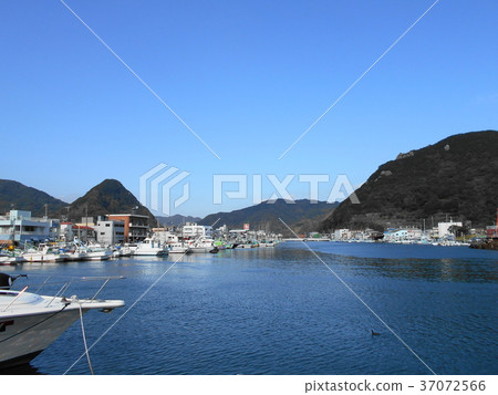 Scenery of the sea, ships and blue sky at Shimoda Port in Minamiizu Scenery of the sea, ships and blue sky at Shimoda Port in Minamiizu 37072566