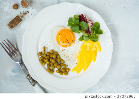 Fried egg heart, green peas, corn and pepper Fried egg heart, green peas, corn and pepper 37072965