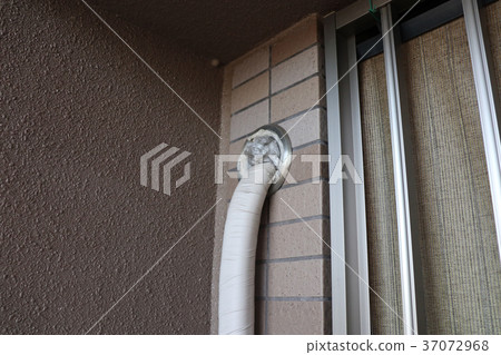 I got a putty on the air conditioning piping hole 37072968