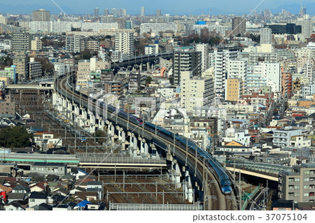 運行東京街道的新幹線(E5隼鳥+ E6小町) 運行東京街道的新幹線(E5隼鳥+ E6小町) 37075104