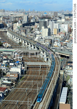 運行東京街道的新幹線(E5隼鳥+ E6小町) 運行東京街道的新幹線(E5隼鳥+ E6小町) 37075106