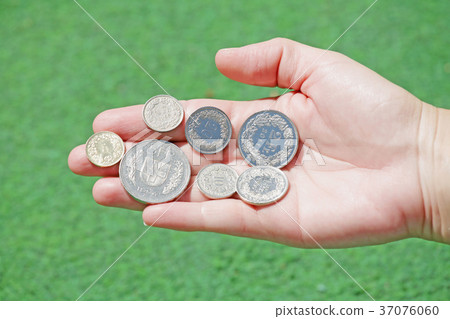 圖庫照片: total set of swiss franc coins hold in open hand