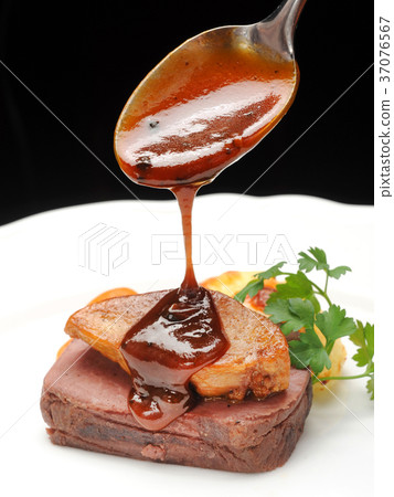 西式牛肉片配鵝肝羅西尼風格 西式牛肉片配鵝肝羅西尼風格 37076567