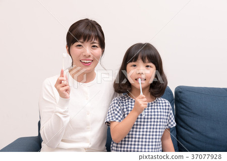 Parent and child with toothbrush 37077928