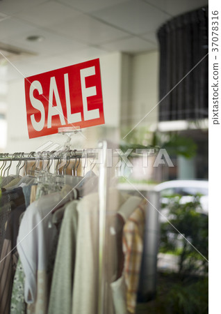 Shopping time!  37078316