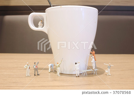 the Min worker clear the mug of the drink the Min worker clear the mug of the drink 37078568
