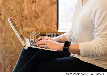 Asian woman use her tablet and laptop for work in coffee shop 37078571