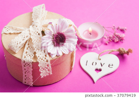 Pink chrysanthemum, kraft gift Pink chrysanthemum, kraft gift 37079419