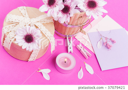 Pink chrysanthemum, kraft gift Pink chrysanthemum, kraft gift 37079421