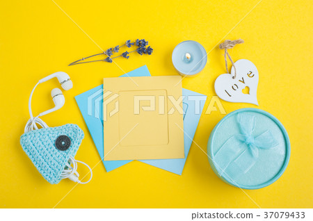 Blue gift, blank notes 37079433