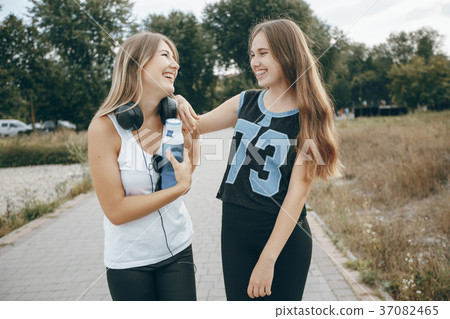 girls with headphone 37082465