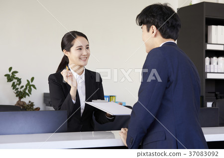 Salesperson, customer, consultation, Korean 37083092