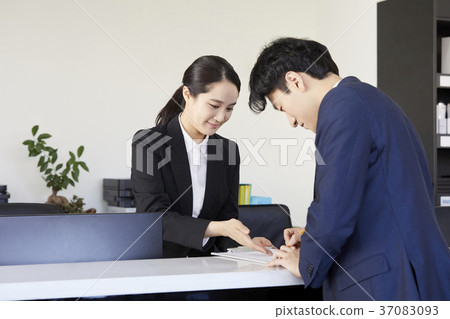 銷售人員,客戶,諮詢,韓國人 銷售人員,客戶,諮詢,韓國人 37083093