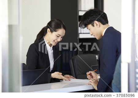 Salesperson, customer, consultation, Korean 37083096