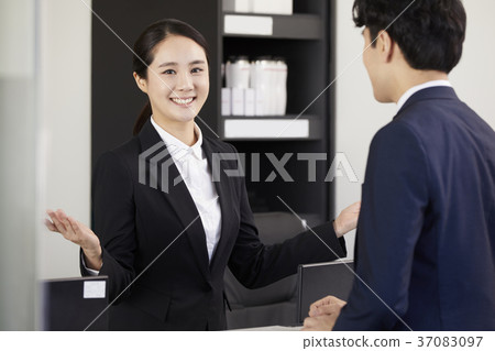 Salesperson, customer, consultation, Korean 37083097