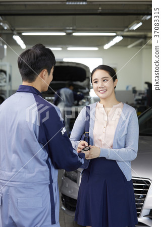 Car service, worker, customer, consultation, Korean 37083315