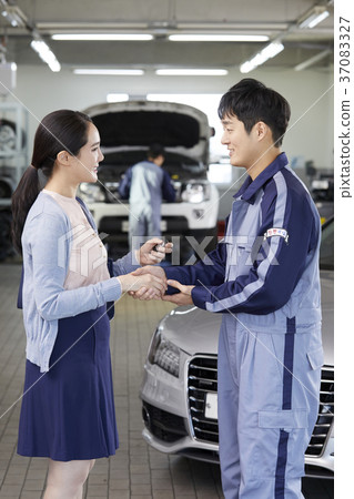 Car service, worker, customer, consultation, Korean 37083327