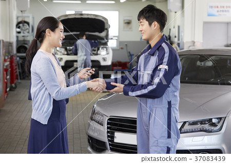 Car service, worker, customer, consultation, Korean 37083439