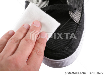 Shoe polishing close up Shoe polishing close up 37083677