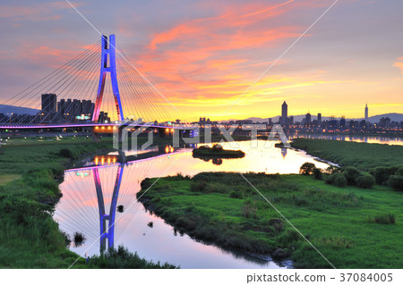 亞洲,中華台北,台灣,新北市,新北大橋,晨曦,黃昏,天,雲彩,水,公園,橋,草,城市,交通,河濱 亞洲,中華台北,台灣,新北市,新北大橋,晨曦,黃昏,天,雲彩,水,公園,橋,草,城市,交通,河濱 37084005