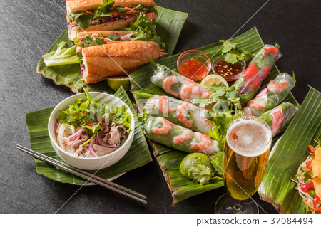 Fresh spring rolls and Vietnamese food Vietnamese variety 37084494