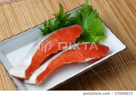 Raw salmon Raw salmon 37084633