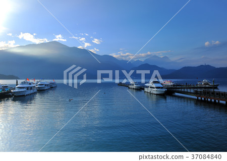 中華台北,臺灣,南投,魚池鄉,日月潭,湖泊,水,船,山,清晨,藍色調,晨霧 中華台北,臺灣,南投,魚池鄉,日月潭,湖泊,水,船,山,清晨,藍色調,晨霧 37084840