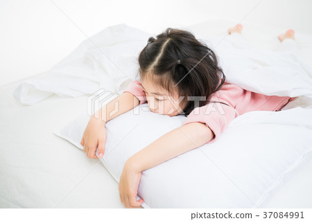 Girl in bed 37084991