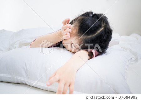 Girl in bed 37084992