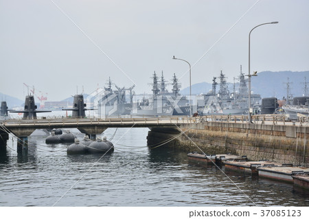 海上自衛隊，錨定潛艇和驅逐艦 37085123