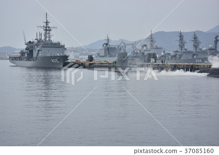 海上自衛隊，錨地的驅逐艦 37085160