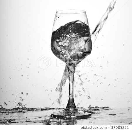 高速攝影,攝影棚拍攝,玻璃杯,純淨,乾淨,潑灑,酒杯,高腳杯 高速攝影,攝影棚拍攝,玻璃杯,純淨,乾淨,潑灑,酒杯,高腳杯 37085231