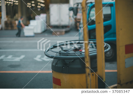 wholesale market, outside, carriage 37085347