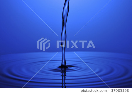 High-speed photography, studio shooting, glass, ripples, water waves, pure, clean, spilled, water drops, falling, water lines 37085398