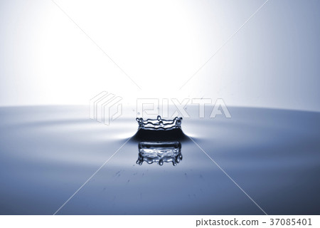 高速攝影,攝影棚拍攝,玻璃杯,波紋,水波,純淨,乾淨,潑灑,水滴,落下,水紋 37085401