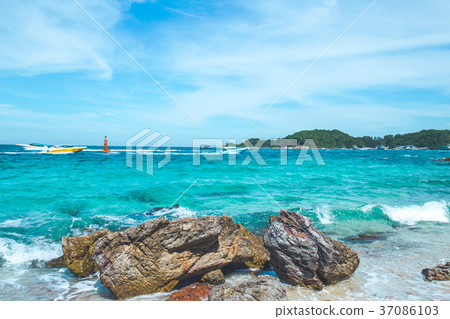 The sea and the bright sky. The sea and the bright sky. 37086103