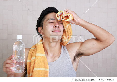 Men who hydrate Men who hydrate 37086698