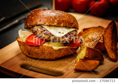 Cheeseburger with beef meat 37086713