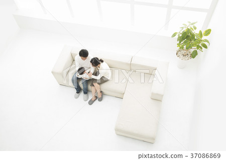 Baby and parents 37086869