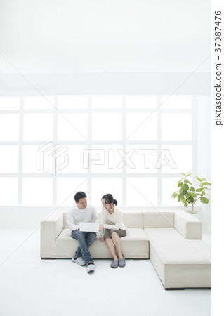 A young couple looking at a computer 37087476