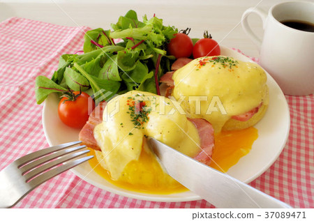 Eggs Benedict 37089471