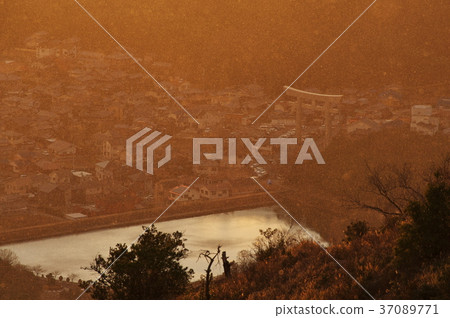 Torii smoked by snow Torii smoked by snow 37089771