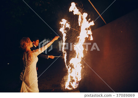 fireshow in awedding 37089869
