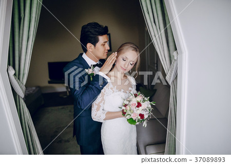 brides in door 37089893