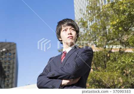 雙臂交叉藍天丸之內的商人 37090383
